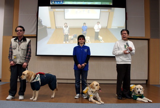 ステージに立つハーネスの会3人の写真