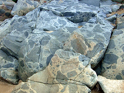 モザイク模様の石