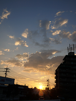 町の落日