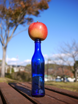 りんごと青いビン