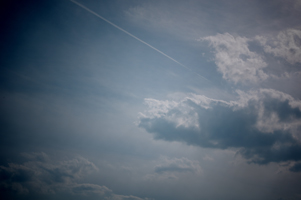 飛行機雲と層雲