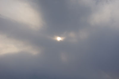 雲に隠れる太陽