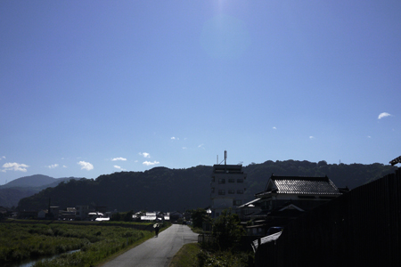 益田川土手の道