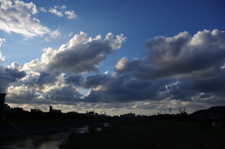益田川の橋の上からの雲